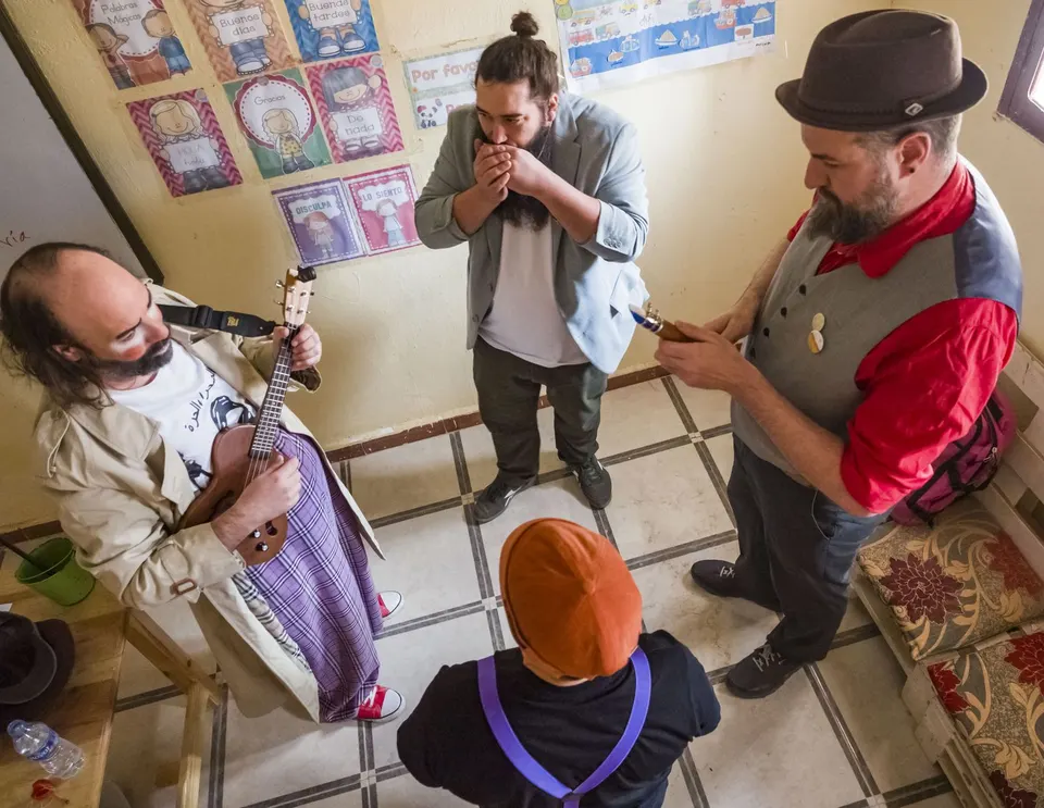 Los magos ensayan en una sala, con instrumentos y sombreros