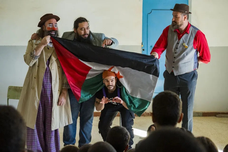 Los magos despliegan una bandera saharaui ante un aula llena de niños